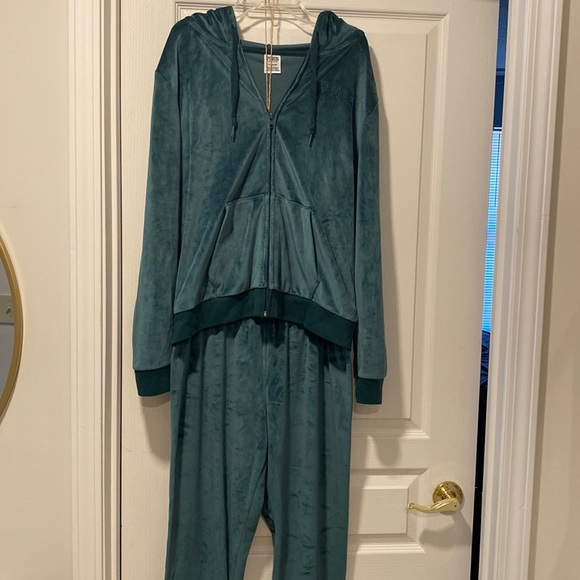 Victoria’s Secret Pink L & M Green Velour Sweatsuit - Picture 1 of 15